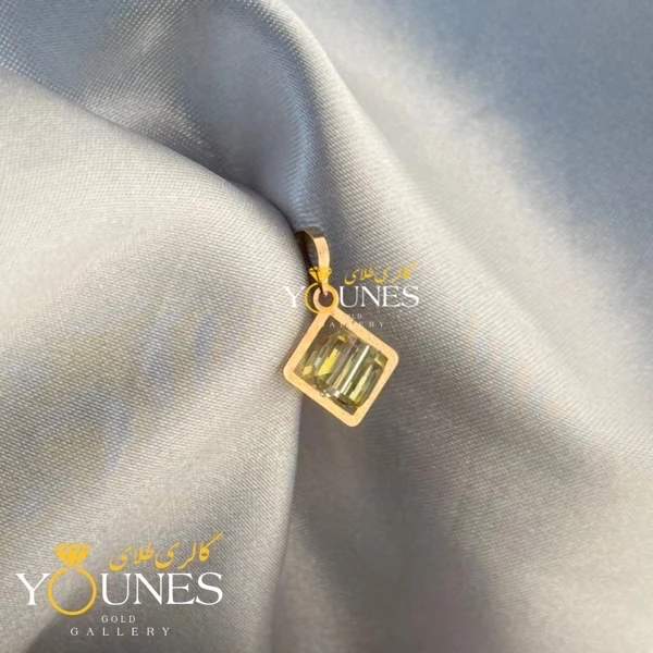 تصویر دوم آویز طلا سواروسکی مربعی طلایی